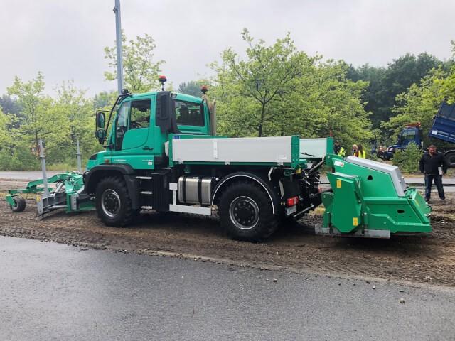Hen-Wegepflegekombination im Einsatz. Rechtzeitige Reparatur vermeidet größere Schäden.