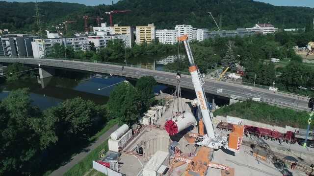 Neckar-Düker: Aus luftiger Höhe unters Wasser