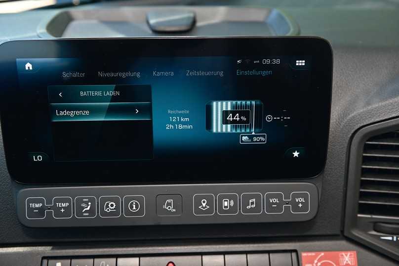 Die Ladegrenze lässt sich über das Sekundärdisplay absenken. 80% sind ideal, um die Ladezeit kurz zu halten. | Foto: Mercedes-Benz Trucks, Meiller, Quatex Die Ladegrenze lässt sich über das Sekundärdisplay absenken. 80% sind ideal, um die Ladezeit kurz zu halten. | Foto: Mercedes-Benz Trucks, Meiller, Quatex