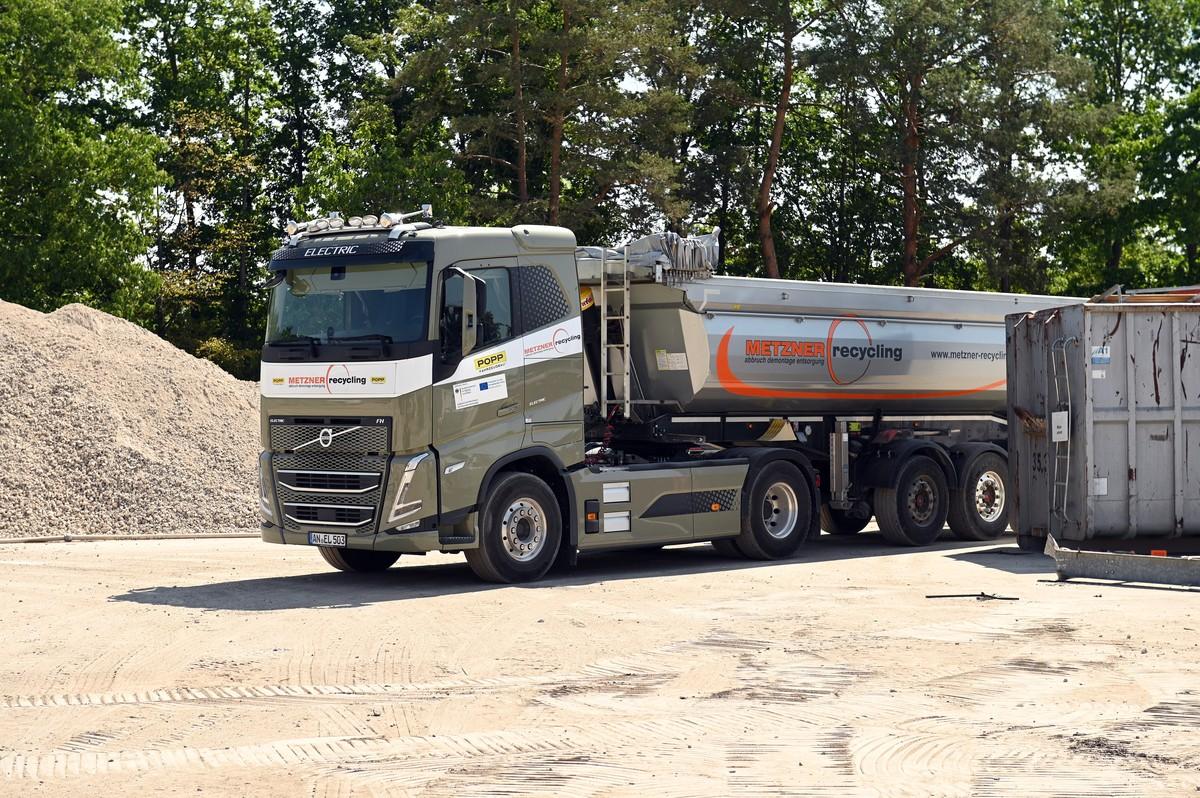 Der Volvo FH Electric-Kippsattel fährt die nicht vor Ort recyclebaren Reststoffe ab. | Foto: QUATEX