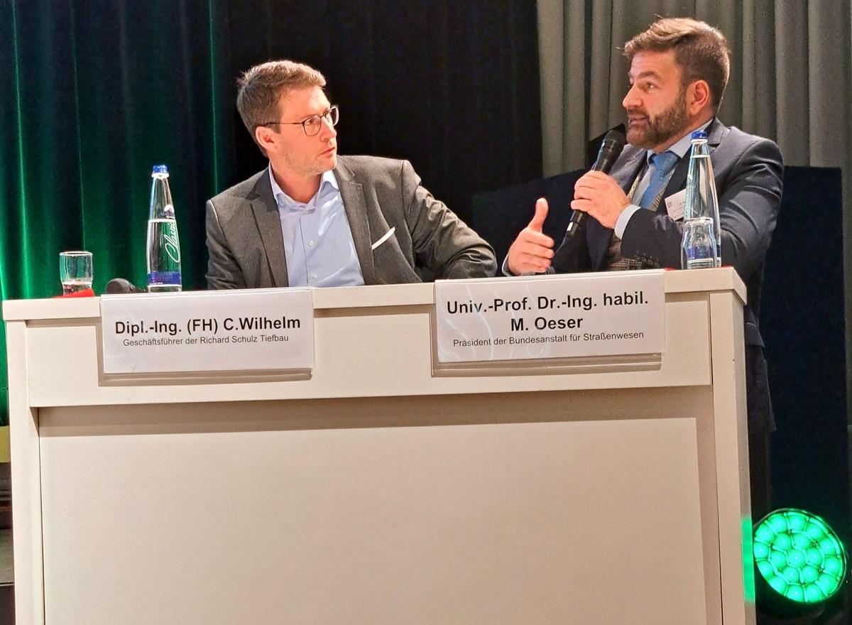 Podiumsdiskussion „Asphaltstraßenbau 2030“ (v.l.n.r.): Christian Wilhelm (Geschäftsführer Richard Schulz Tiefbau), Prof. Markus Oeser (Präsident BASt) | Foto: DAV Podiumsdiskussion „Asphaltstraßenbau 2030“ (v.l.n.r.): Christian Wilhelm (Geschäftsführer Richard Schulz Tiefbau), Prof. Markus Oeser (Präsident BASt) | Foto: DAV