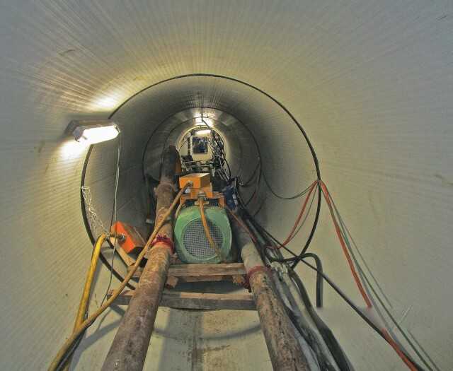 Blick in den Sammler mit installierter Förderpumpe hinter der Vortriebsmaschine. Blick in den Sammler mit installierter Förderpumpe hinter der Vortriebsmaschine.