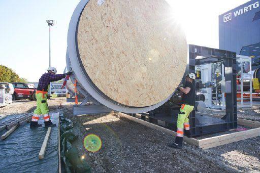 Harte Arbeit am Stand der Wirtgen Group: Auch hier sind richtig große Teile zu positionieren und montieren. | Foto: Messe München Harte Arbeit am Stand der Wirtgen Group: Auch hier sind richtig große Teile zu positionieren und montieren. | Foto: Messe München