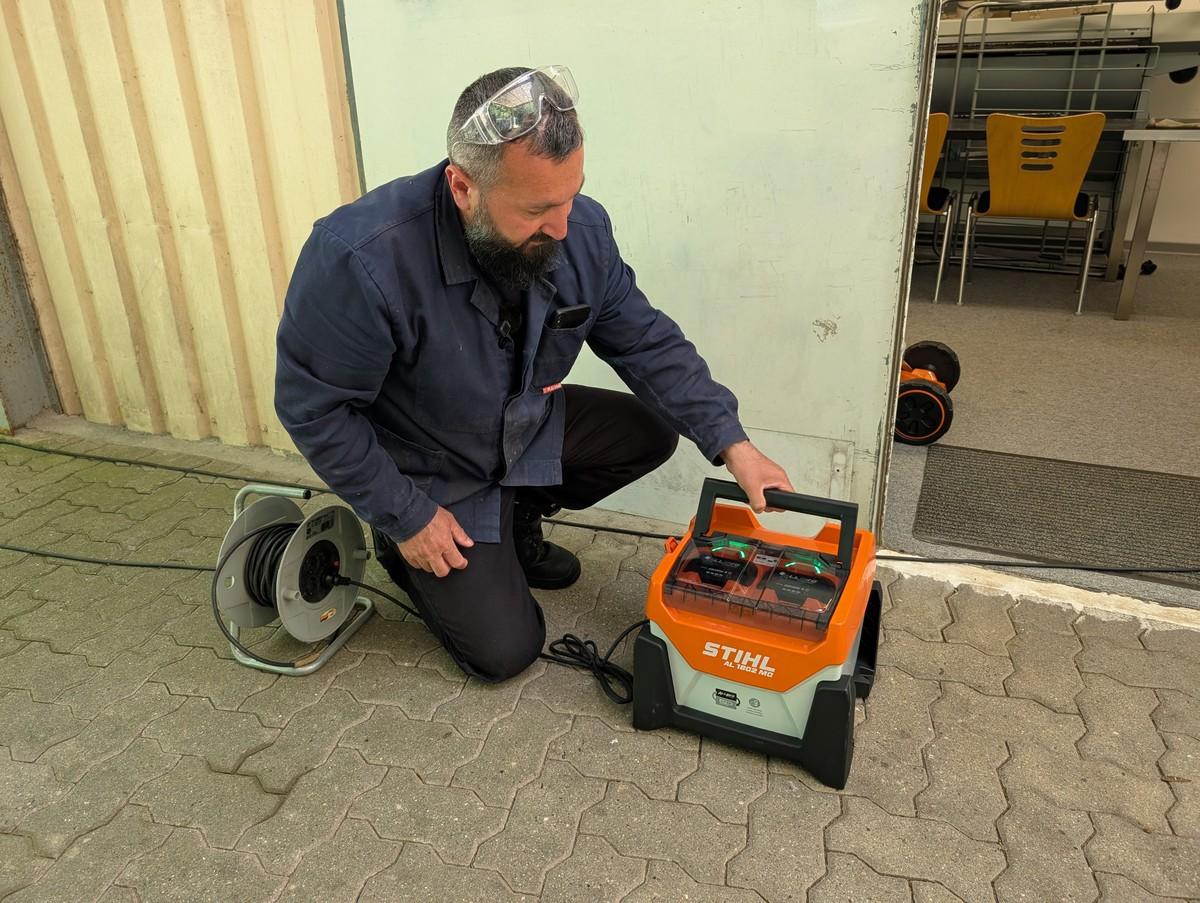 Einfache Bedienung, leichtes Arbeiten, extrem kurze Ladezeit: Hasan Sahin ist begeistert vom Allpro Akku-System von Stihl. | Foto: B_I MEDIEN/Saric Einfache Bedienung, leichtes Arbeiten, extrem kurze Ladezeit: Hasan Sahin ist begeistert vom Allpro Akku-System von Stihl. | Foto: B_I MEDIEN/Saric