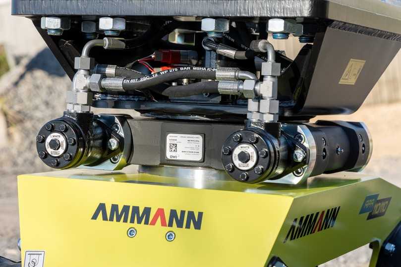 Das serienmäßig verbaute selbsthemmende Schneckengetriebe ist für die Rotation der Ammann APA-Anbauverdichter zuständig. | Foto: Ammann Das serienmäßig verbaute selbsthemmende Schneckengetriebe ist für die Rotation der Ammann APA-Anbauverdichter zuständig. | Foto: Ammann