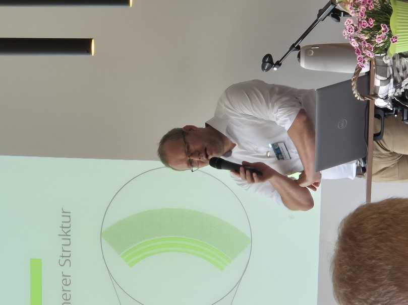 Daniel von Bernstorff gab einen Einblick in die komplexe Technik des Verbundwerkstoffes aus Harz und Fasern. | Foto: B_I Medien/z. Eulenburg