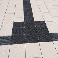 Das Noppenprofil kennzeichnet sogenannte Aufmerksamkeitsfelder. Sie können unter anderem einen Richtungswechsel oder ein nahendes Hindernis signalisieren. Das Rippenprofil kennzeichnet die Leitstreifen, die beispielsweise zu Zielen wie Aus- und Eingängen, Treppen oder Aufzügen führen. | Foto: Birco