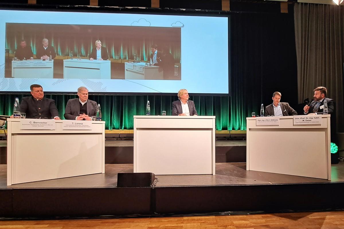 01 Podiumsdiskussion „Asphaltstraßenbau 2030“ (v.l.n.r.): Christian Bernreiter (Verkehrsminister Bayern), Tim Lorenz (Vizepräsident Verkehr HDB), Raoul Helmer (Moderation), Christian Wilhelm (Geschäftsführer Richard Schulz Tiefbau), Prof. Markus Oeser (Präsident BASt) | Foto: DAV 01 Podiumsdiskussion „Asphaltstraßenbau 2030“ (v.l.n.r.): Christian Bernreiter (Verkehrsminister Bayern), Tim Lorenz (Vizepräsident Verkehr HDB), Raoul Helmer (Moderation), Christian Wilhelm (Geschäftsführer Richard Schulz Tiefbau), Prof. Markus Oeser (Präsident BASt) | Foto: DAV