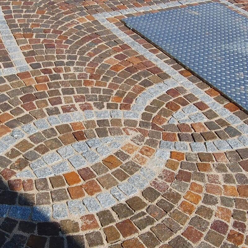 Gepflastert wird von innen nach außen: Dieser Tiefpunkt wurde als Zierde gestaltet. Gepflastert wird von innen nach außen: Dieser Tiefpunkt wurde als Zierde gestaltet.