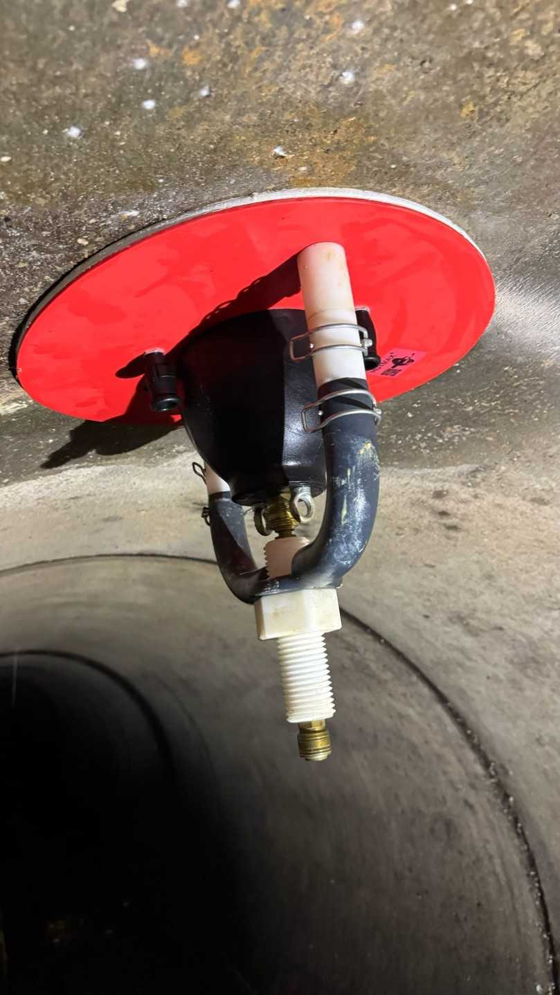 Das Hutmaxinject-System besteht aus einem Verpressschild, einer Verspannvorrichtung und einer Verpressblase. | Foto: Kanaltechnik Schuster