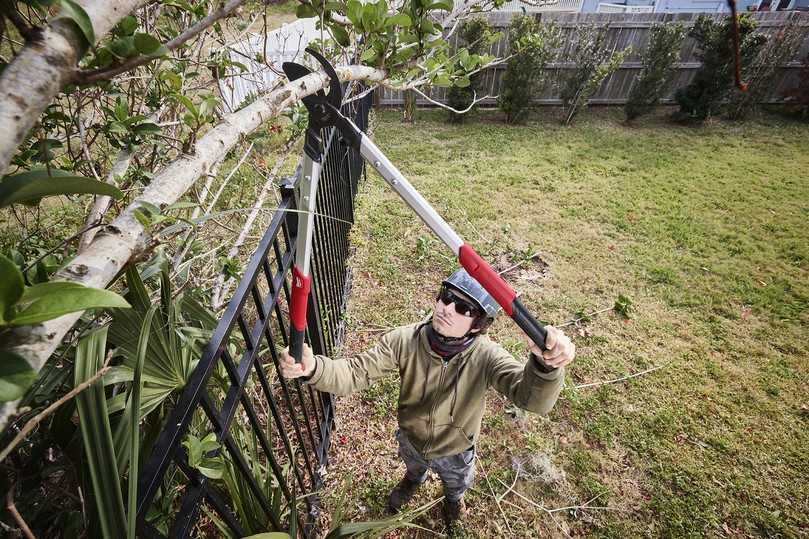 Die Bypass-Astschere mit 85 cm Länge ermöglicht leichte Schnitte bei Ästen bis 50 mm Durchmesser. | Foto: Milwaukee