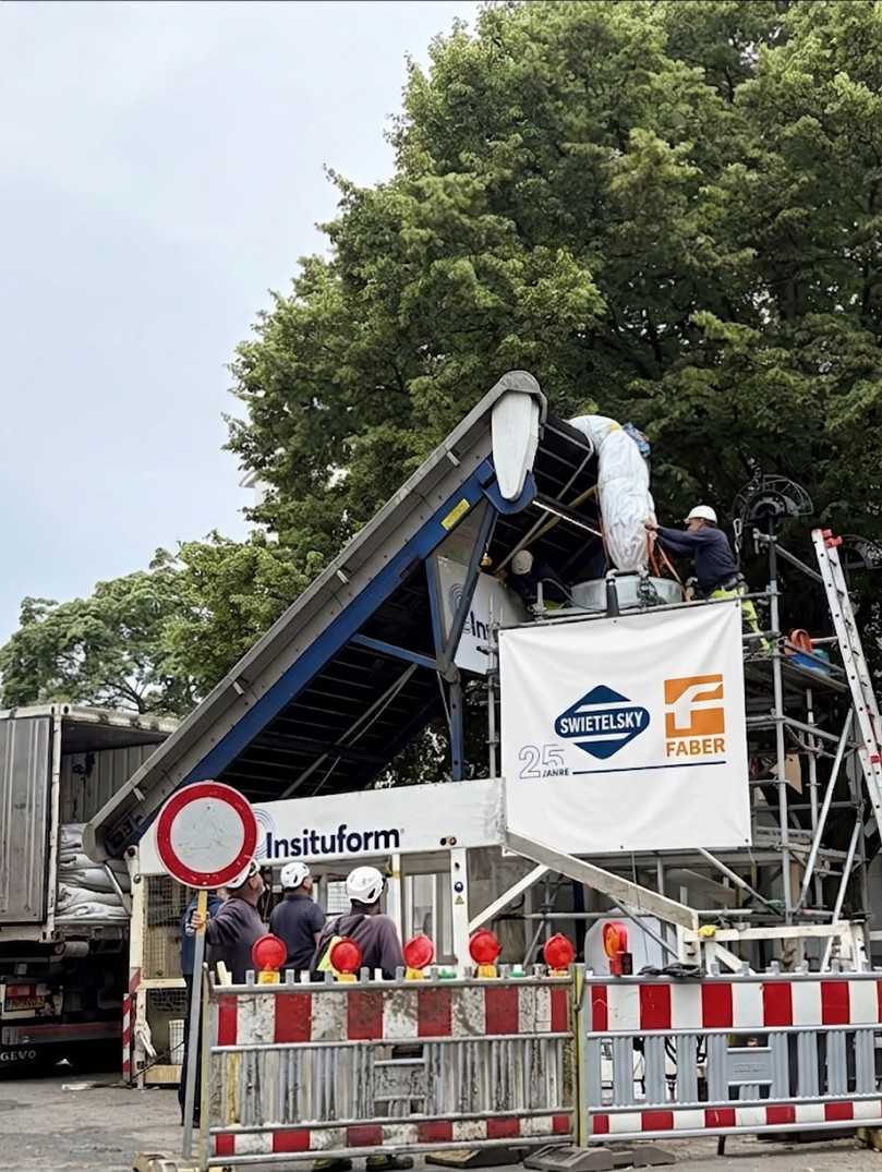 Einbau eines warmwasserhärtenden Synthesefaserliners mit Nennweitenwechsel DN 840 auf DN 1000 | Foto: Swietelsky-Faber GmbH