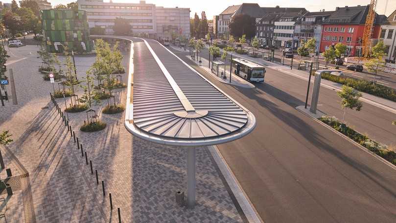 Der neue Omnibusbahnhof in Remscheid: Mit der Beschichtung in Eisenglimmer matt erinnert die Dachfläche an ein klassisches Metalldach. | Foto: Kalzip GmbH Der neue Omnibusbahnhof in Remscheid: Mit der Beschichtung in Eisenglimmer matt erinnert die Dachfläche an ein klassisches Metalldach. | Foto: Kalzip GmbH