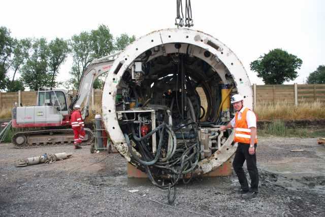 „Wir haben keine nennenswerten Stillstände gehabt und sind in der Zeit sehr gut vorangekommen“, so Carsten Machentanz, Projektleiter im Geschäftsbereich Planung und Bau der Emschergenossenschaft, vor einem ausgebauten Maschinensegment einer Vortriebsanlage. | Foto: A. zu Eulenburg