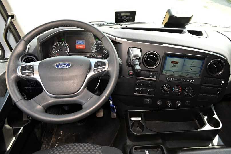 Solider Arbeitsplatz mit griffigem Multifunktionslenkrad, analogem Display und vielen „echten“ Schaltern. | Foto: QUATEX