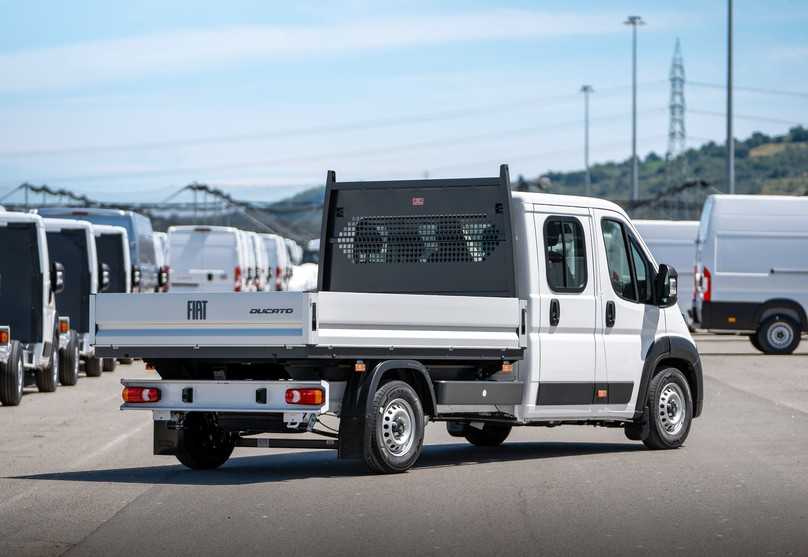 Die Pritschen gibt’s in unterschiedlichen Größen, auch für die im Galabau geschätzte Doppelkabine. | Foto: Stellantis