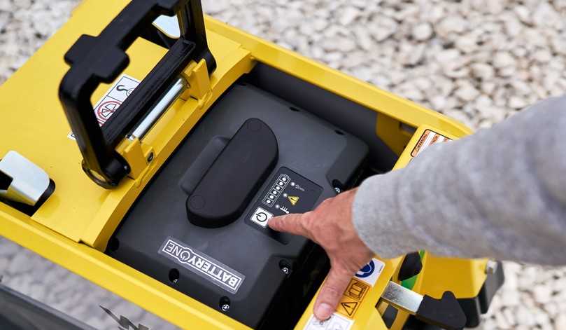Baugeräte mit Battery-One-Akkus bieten ein besonders einfaches Handling: Der Start erfolgt bequem und ohne Kraftaufwand auf Knopfdruck. | Foto: Battery One