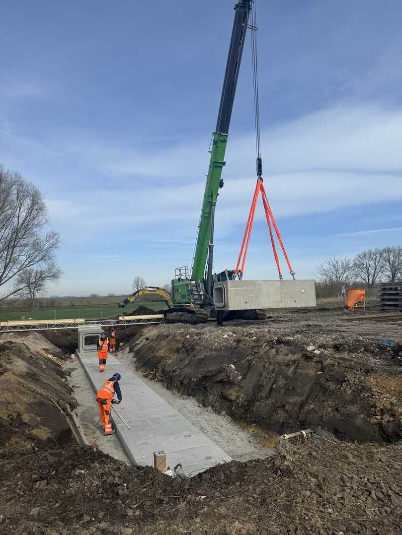 Die Fertigteile mit einem Einzelgewicht von bis zu 31 Tonnen wurden per Teleskopkran einzeln in die Baugrube gesetzt. | Foto: Königbau Die Fertigteile mit einem Einzelgewicht von bis zu 31 Tonnen wurden per Teleskopkran einzeln in die Baugrube gesetzt. | Foto: Königbau