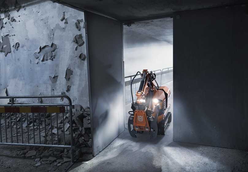 Mit seinen kompakten Maßen passt der neue Abbruchroboter DXR95 auch durch schmale Türen. | Foto: Husqvarna Mit seinen kompakten Maßen passt der neue Abbruchroboter DXR95 auch durch schmale Türen. | Foto: Husqvarna