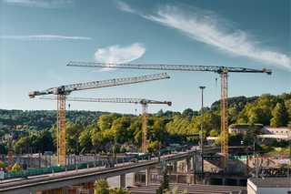 Liebherr-Faserseilkrane meistern das Nadelöhr an der Ulmer Wallstraßenbrücke