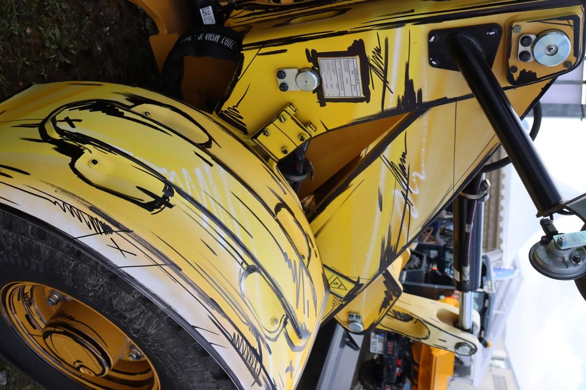 Mit einem Graffitistift hat Alexander Bloch die Konturen am Cat Radlader nachgezogen. | Foto: Zeppelin Mit einem Graffitistift hat Alexander Bloch die Konturen am Cat Radlader nachgezogen. | Foto: Zeppelin