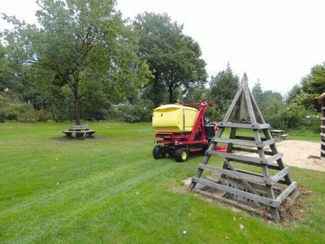 Der Turbo 4 fifty lässt sich dank kompakter Bauweise und Servolenkung leicht um Hindernisse herum manövrieren. Der Turbo 4 fifty lässt sich dank kompakter Bauweise und Servolenkung leicht um Hindernisse herum manövrieren.