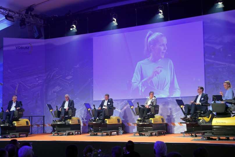 Wohin steuert die Baubranche? Beim Lounge-Talk zur Seminareröffnung nahmen (v.r.n.l.) Moderatorin Alexandra von Lingen, Axel Fischer, Angela Papenburg, Holger Schulz, Peter Guttenberger und Dirk Bennje auf Baumaschinen-Simulatoren Platz. | Foto: VDBUM
