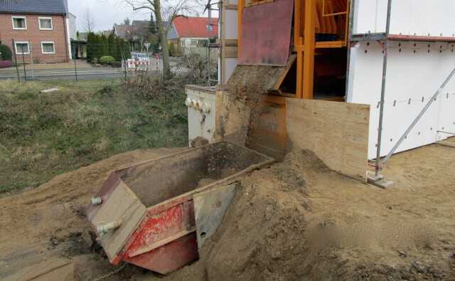 Auswurf des separierten Bodens. Auswurf des separierten Bodens.