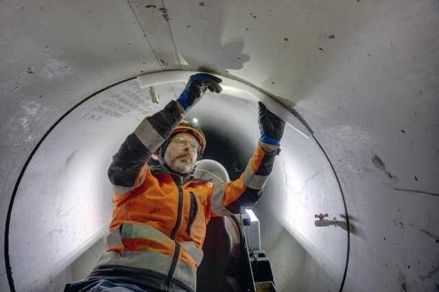 Abbildung 4: Einbringen des Schalungsstreifens in den Aussparungsbereich Abbildung 4: Einbringen des Schalungsstreifens in den Aussparungsbereich