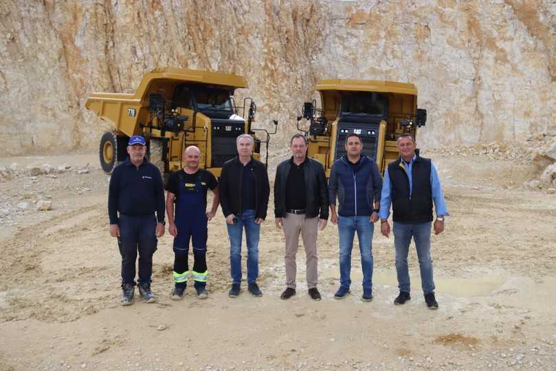 Bei der Dumper-Übergabe (v.l.): Werkstattmitarbeiter Oliver Sigg, Zeppelin-Servicetechniker Thomas Schrodi, Unternehmer Martin Baur, Geschäftsführer Bernd Kempter, Fuhrparkleiter Steffen Kanthak und Zeppelin Gebietsverkaufsleiter Reiner Schmid | Foto: Zeppelin