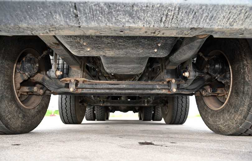 Leicht gekröpfte Vorderachsen für jeweils 8 t Tragkraft lassen ausreichend Bodenfreiheit für den Geländeritt zu. | Foto: QUATEX Leicht gekröpfte Vorderachsen für jeweils 8 t Tragkraft lassen ausreichend Bodenfreiheit für den Geländeritt zu. | Foto: QUATEX