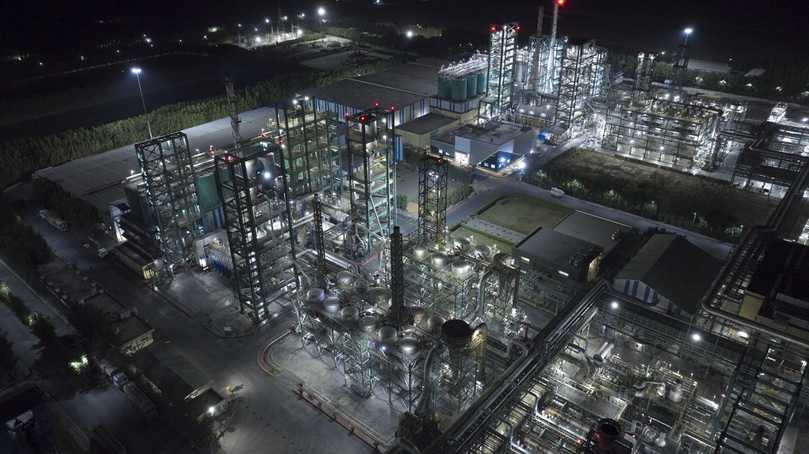 Industrieruß-Produktion für Reifen-Gummi von BKT in Bhuj. Neue, verbesserte Ruß-Varianten sorgen laut BKT dafür, dass sich die Reifen-Karkasse deutlich weniger aufheizt. | Foto: BKT Industrieruß-Produktion für Reifen-Gummi von BKT in Bhuj. Neue, verbesserte Ruß-Varianten sorgen laut BKT dafür, dass sich die Reifen-Karkasse deutlich weniger aufheizt. | Foto: BKT