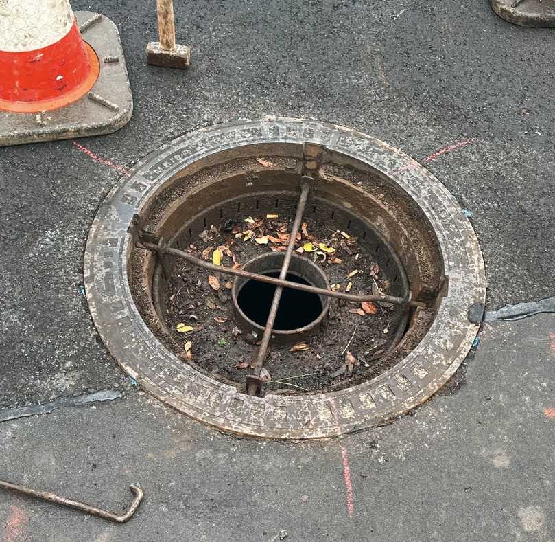 Die Schachtabdeckung wird direkt auf den Ring aus Harz gelegt und dieser wird sorgsam auf Straßenniveau gebracht. | Foto: Resinnovation GmbH Die Schachtabdeckung wird direkt auf den Ring aus Harz gelegt und dieser wird sorgsam auf Straßenniveau gebracht. | Foto: Resinnovation GmbH