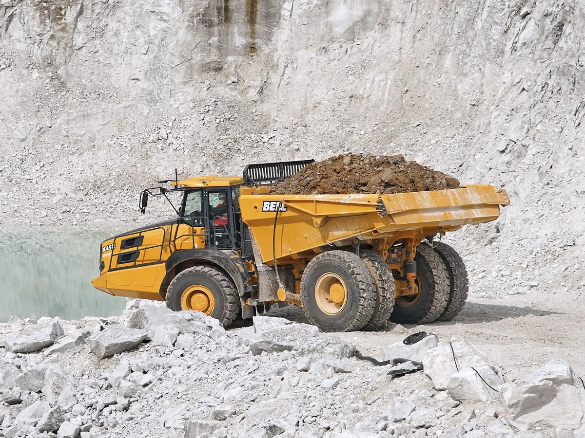 Der Bell B45E 4x4 Muldenkipper hat dank seiner teilabhängigen, hydropneumatischen Federung ein besonders ausgeglichenes Fahrverhalten, selbst in rauem Gelände - zu besichtigen in der Live-Demo auf der Steinexpo. | Foto: Bell Equipment