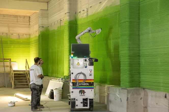 Große und kleine Bauroboter übernehmen Malerarbeiten