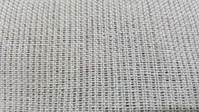 Flachsgewebe in Leinwandbindung kann zur Bewehrung von Betonbauteilen dienen. | Foto: Jana Winkelmann Flachsgewebe in Leinwandbindung kann zur Bewehrung von Betonbauteilen dienen. | Foto: Jana Winkelmann
