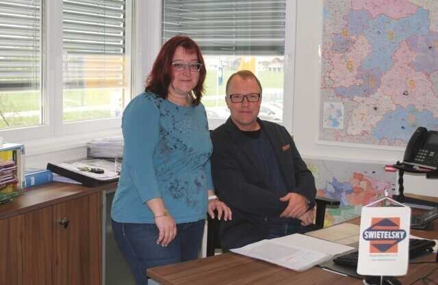 Von der Auszubildenden bis zur Geschäftsführerin: Tatjana Kunz – hier zusammen mit dem Niederlassungsleiter in Surheim, Martin Wagner – hat bei Swietelsky-Faber eine Bilderbuchkarriere durchlaufen. | Foto: A. zu Eulenburg