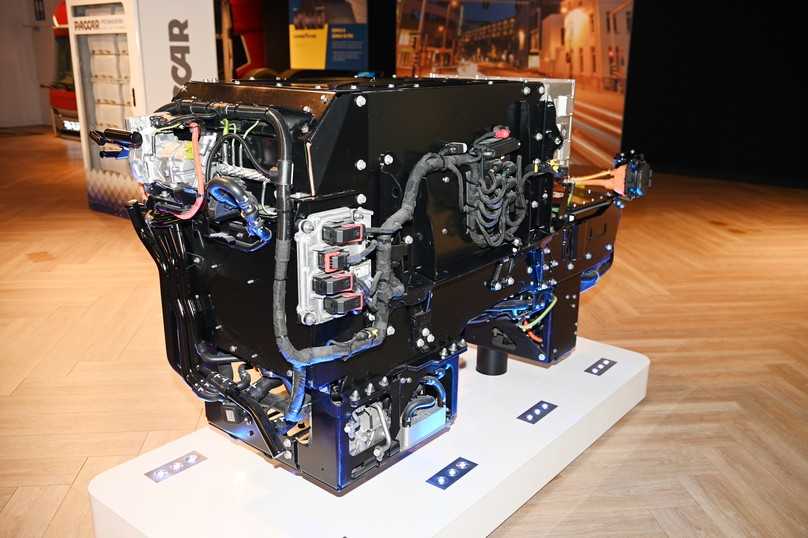 Das E-Modul sitzt unter der Kabine und beherbergt eine HV-Batterie sowie verschiedene E-Komponenten. | Foto: FH