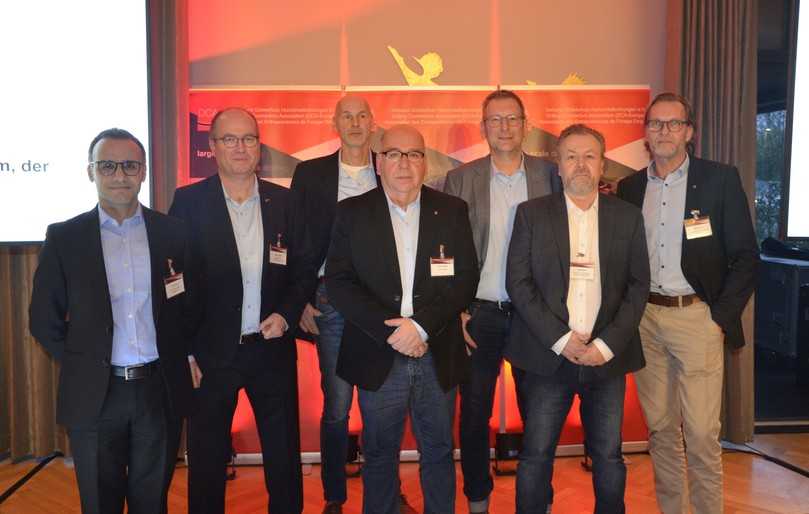 Geschäftsführung und Vorstand des DCA (v.l.): Atef Khemiri (Horizontal Drilling International), Geschäftsführer Dietmar Quante, Jorn Stoelinga (LMR Drilling), Ronald Siebel (Tennet TSO), Jörg Himmerich (Dr.-Ing. Veenker Ingenieurgesellschaft), Scott Stone (Michels Corp.), Marc Schnau (x-plan schnau engineering). Nicht im Bild: Jürgen Muhl (Step Oiltools), Marco Reinhard (Leonhard Weiss) | Foto: B_I/Valdix Geschäftsführung und Vorstand des DCA (v.l.): Atef Khemiri (Horizontal Drilling International), Geschäftsführer Dietmar Quante, Jorn Stoelinga (LMR Drilling), Ronald Siebel (Tennet TSO), Jörg Himmerich (Dr.-Ing. Veenker Ingenieurgesellschaft), Scott Stone (Michels Corp.), Marc Schnau (x-plan schnau engineering). Nicht im Bild: Jürgen Muhl (Step Oiltools), Marco Reinhard (Leonhard Weiss) | Foto: B_I/Valdix