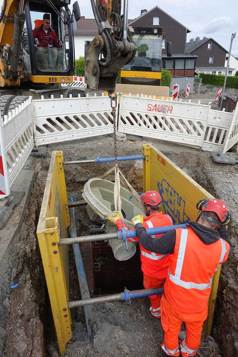 Einheben des neuen Schachtbodens in den alten gemauerten Schacht | Foto: Preco