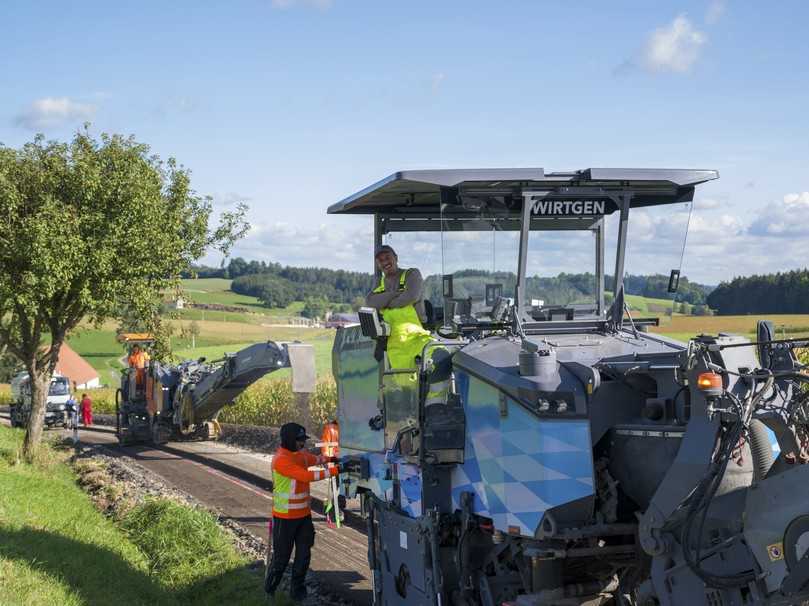 Die Arbeitsbreite des Kaltrecyclingzuges wurde durch Vorfräsen mit einer W 150 CFi und einer W 130 Fi auf insgesamt fünf Meter erweitert. | Foto: Wirtgen Die Arbeitsbreite des Kaltrecyclingzuges wurde durch Vorfräsen mit einer W 150 CFi und einer W 130 Fi auf insgesamt fünf Meter erweitert. | Foto: Wirtgen