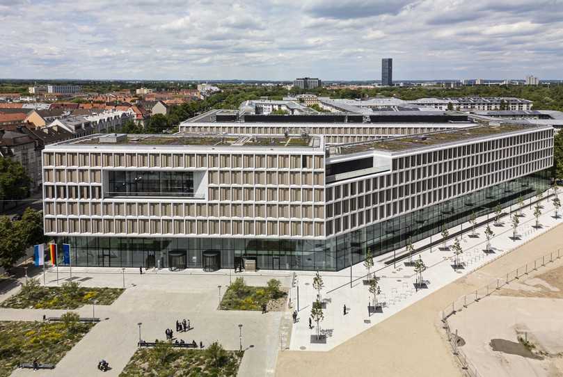 Das neue, 39.000 Quadratmeter große Strafjustizzentrum wurde von einem Spezialisten für Großprojekte und Sichtbeton gebaut: der Weismainer Dechant Hoch- und Ingenieurbau GmbH. | Foto: Bernd Jaufmann
