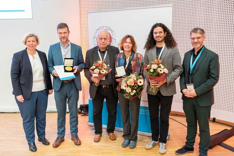 Ausgezeichnete Leistungen: Preisträgerinnen und Preisträger des Geothermie-Verbands nach der Ehrung | Foto: Olaf Selchow/Bundesverband Geothermie e.V. Ausgezeichnete Leistungen: Preisträgerinnen und Preisträger des Geothermie-Verbands nach der Ehrung | Foto: Olaf Selchow/Bundesverband Geothermie e.V.