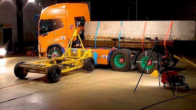 E-Lkw beim Seitenaufprall: Selbst beim heftigen Seiteneinschlag sind die Batteriepakete im Rahmen gut geschützt und bleiben an ihrem Platz. | Foto: Volvo Trucks E-Lkw beim Seitenaufprall: Selbst beim heftigen Seiteneinschlag sind die Batteriepakete im Rahmen gut geschützt und bleiben an ihrem Platz. | Foto: Volvo Trucks