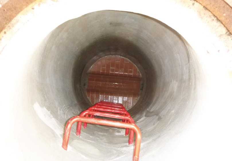 Die Komplettansicht nach der Reparatur zeigt einen vollständig instandgesetzten Schacht, der vom Sohlenbereich bis zum Konus wieder dauerhaft belastbar ist. | Foto: Katec Die Komplettansicht nach der Reparatur zeigt einen vollständig instandgesetzten Schacht, der vom Sohlenbereich bis zum Konus wieder dauerhaft belastbar ist. | Foto: Katec