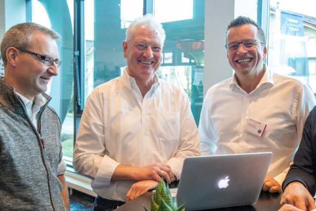 Reden und Spaß haben: Beim Partnertreffen von Einer.Alles.Sauber. in Fulda diskutiert Bauunternehmer Oliver Ulrich (Mitte) mit den Partnern Lothar Maier (rechts) und Volker Spenninger (links).