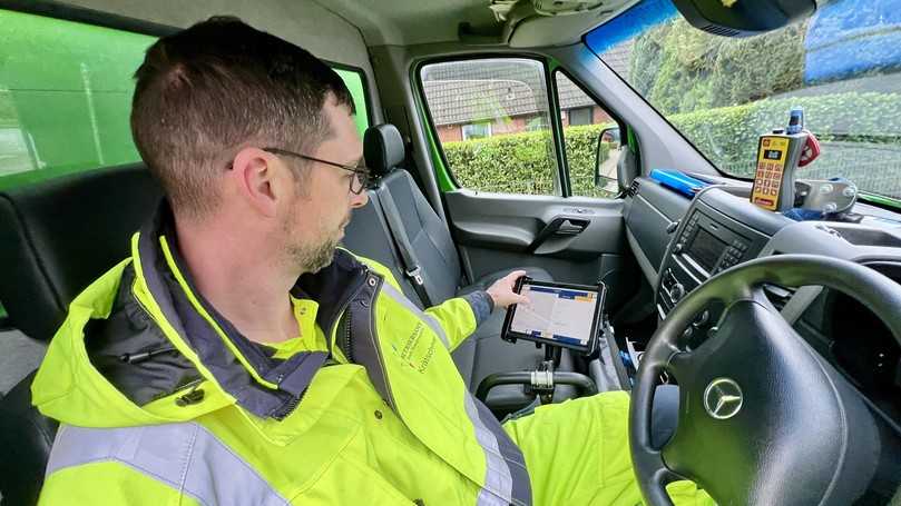 Über das Tablet im Fahrzeug ruft der Fahrer Tourdaten, Lagedaten der Sinkkästen und technische Hinweise in Echtzeit ab und dokumentiert seine Arbeit digital. | Foto: IBAK