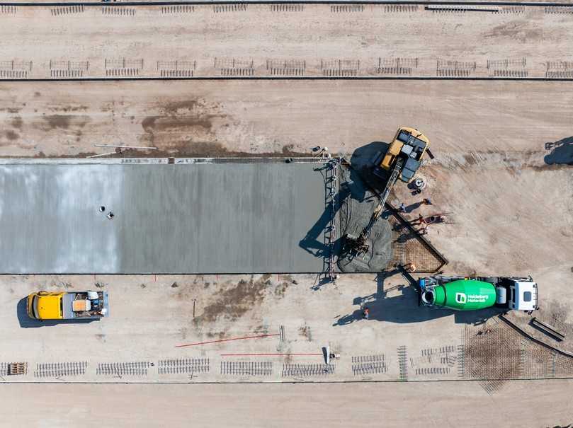 Lässt sich Recyclingbeton in größerem Umfang als bisher im Straßenbau einsetzen? Das soll mit der Pilotstrecke ausgelotet werden. | Foto: Heidelberg Materials AG/Aleksej Keksel
