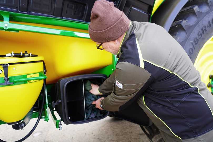 Zertifizierte Schutzkleidung bestehend aus Oberteil und Hose | Foto: Bundesanstalt für Landwirtschaft und Ernährung (BLE)