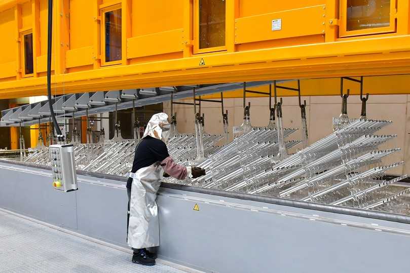 Das neue Werk 3 umfasst auch eine Feuerverzinkerei. Dort werden Stahlteile nachhaltig vor Korrosion und Umwelteinwirkungen geschützt, was deren Lebensdauer erheblich verlängert. | Foto: Layher Das neue Werk 3 umfasst auch eine Feuerverzinkerei. Dort werden Stahlteile nachhaltig vor Korrosion und Umwelteinwirkungen geschützt, was deren Lebensdauer erheblich verlängert. | Foto: Layher